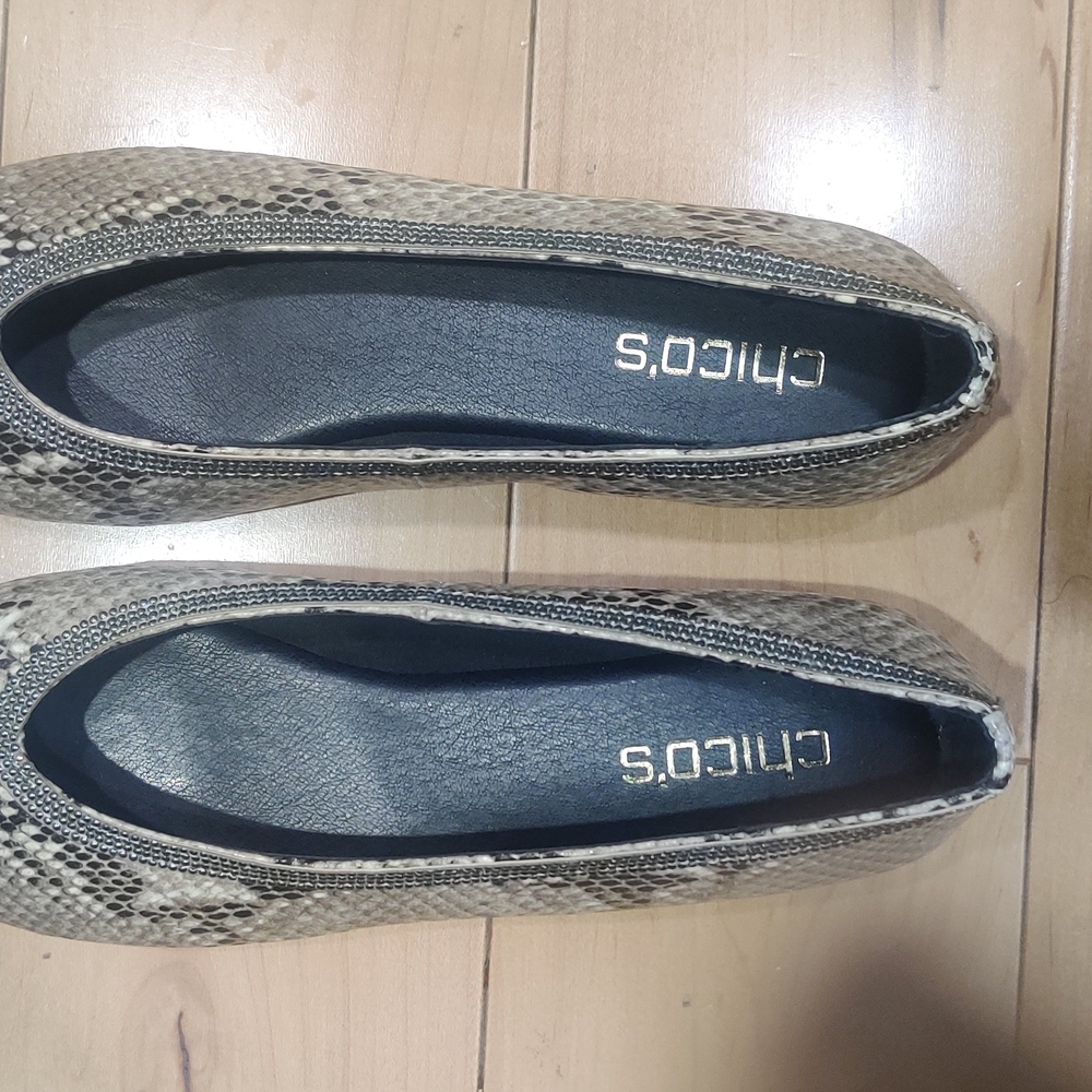 Chico's Black and Tan Flats Elegant Loafers